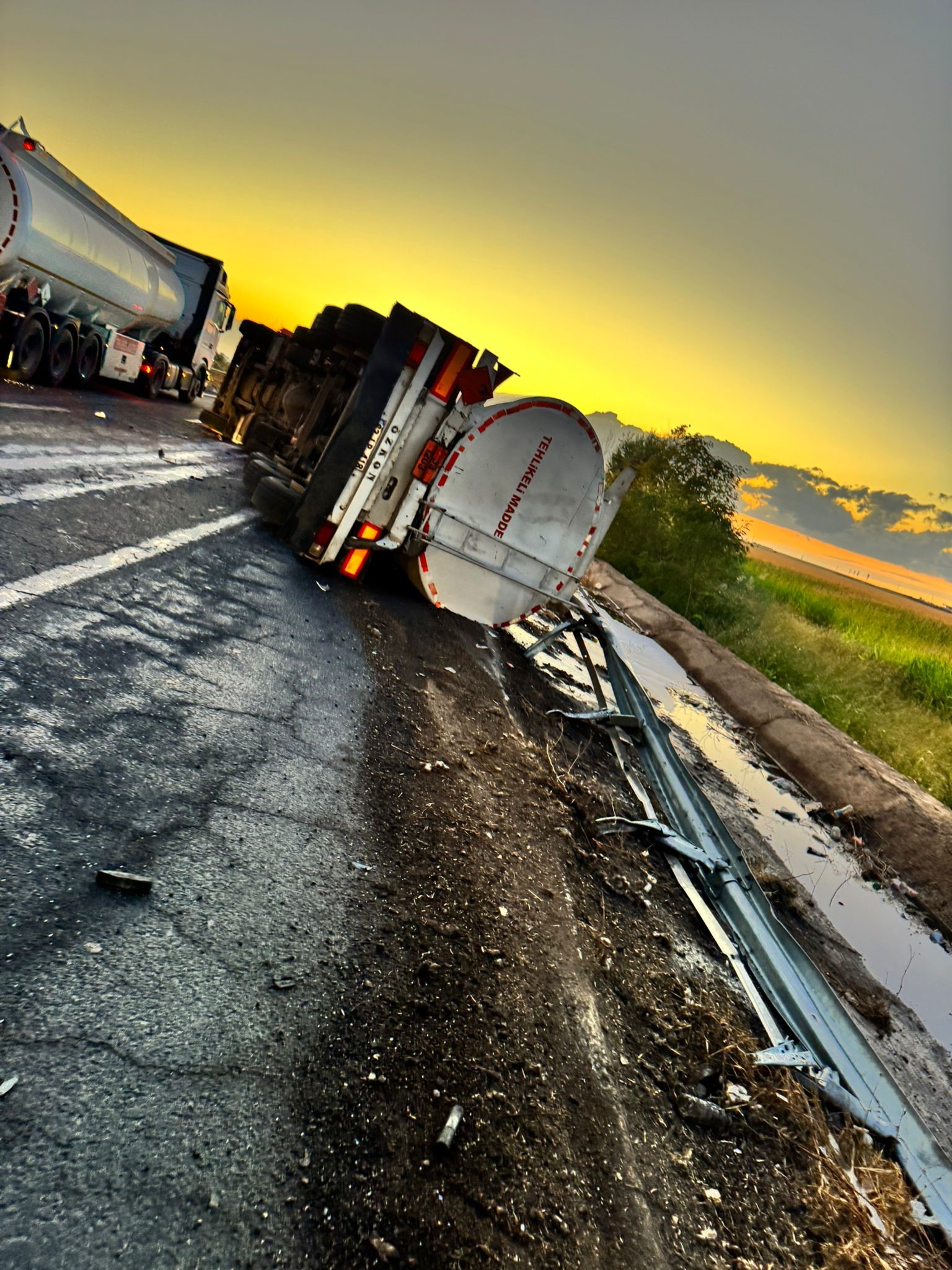 Mazot Tankeri Devrildi, Tonlarca Yakıt Yola Saçıldı 6 Yaralı (3)