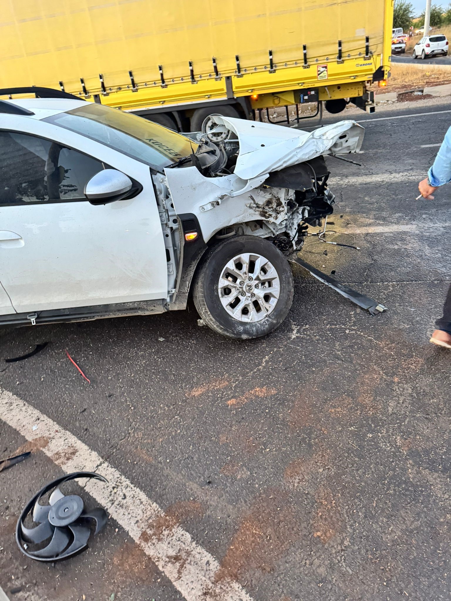 Mazot Tankeri Devrildi, Tonlarca Yakıt Yola Saçıldı 6 Yaralı (5)