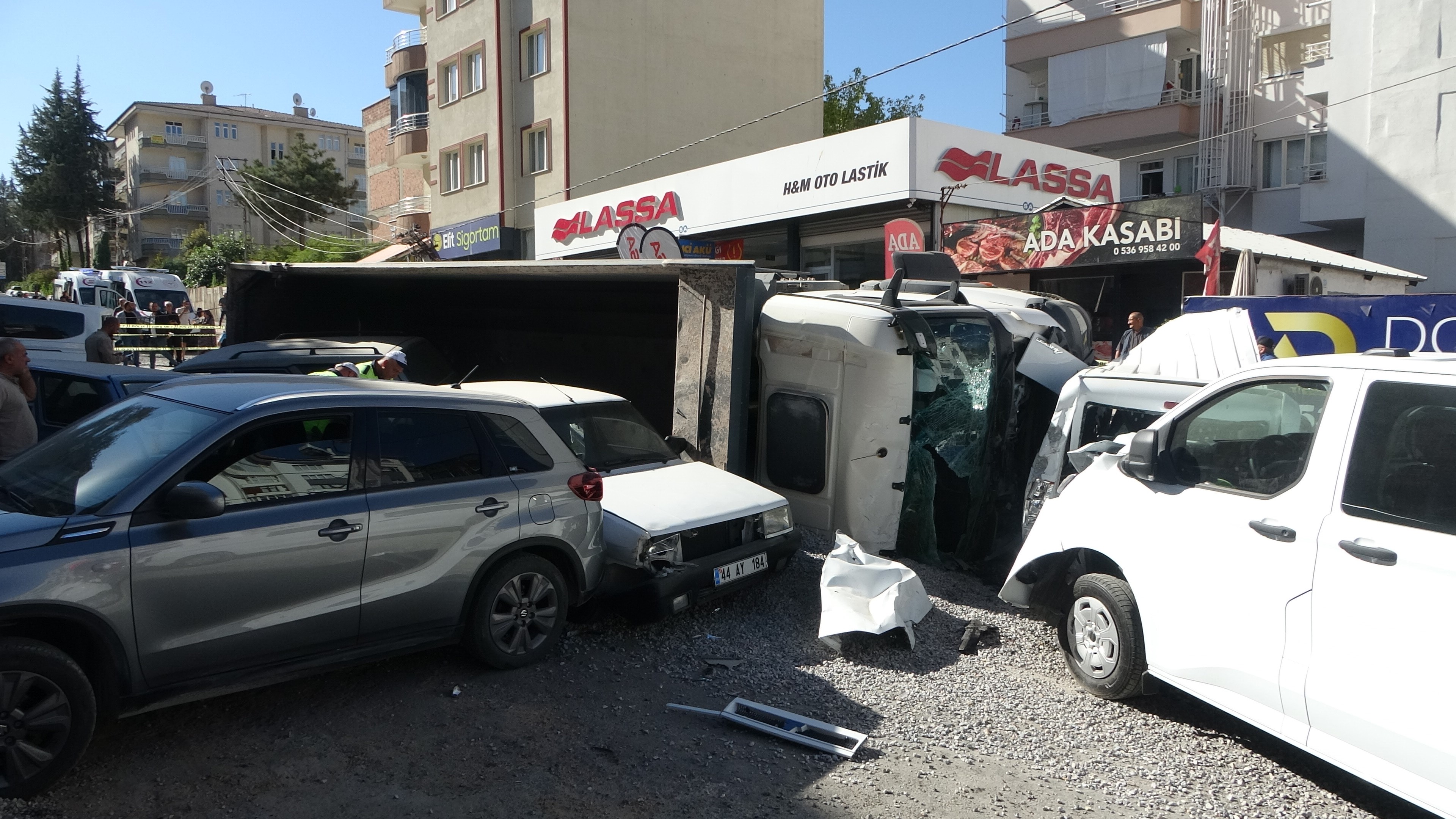 Mıcır Yüklü Kamyon Kontrolden Çıktı, Şehirde Korku Dolu Anlar! 5 Yaralı, 15 Araç Hasarlı (8)