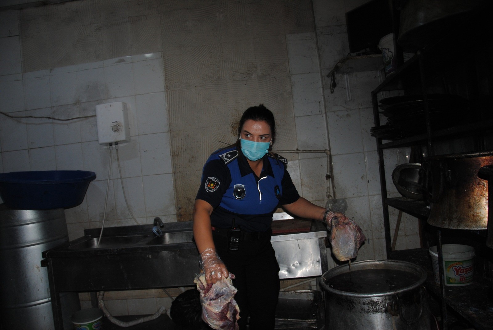 Mide Bulandıran Görüntüler! 1 Ton Bozuk Et Lokantalara Dağıtılacaktı (7)