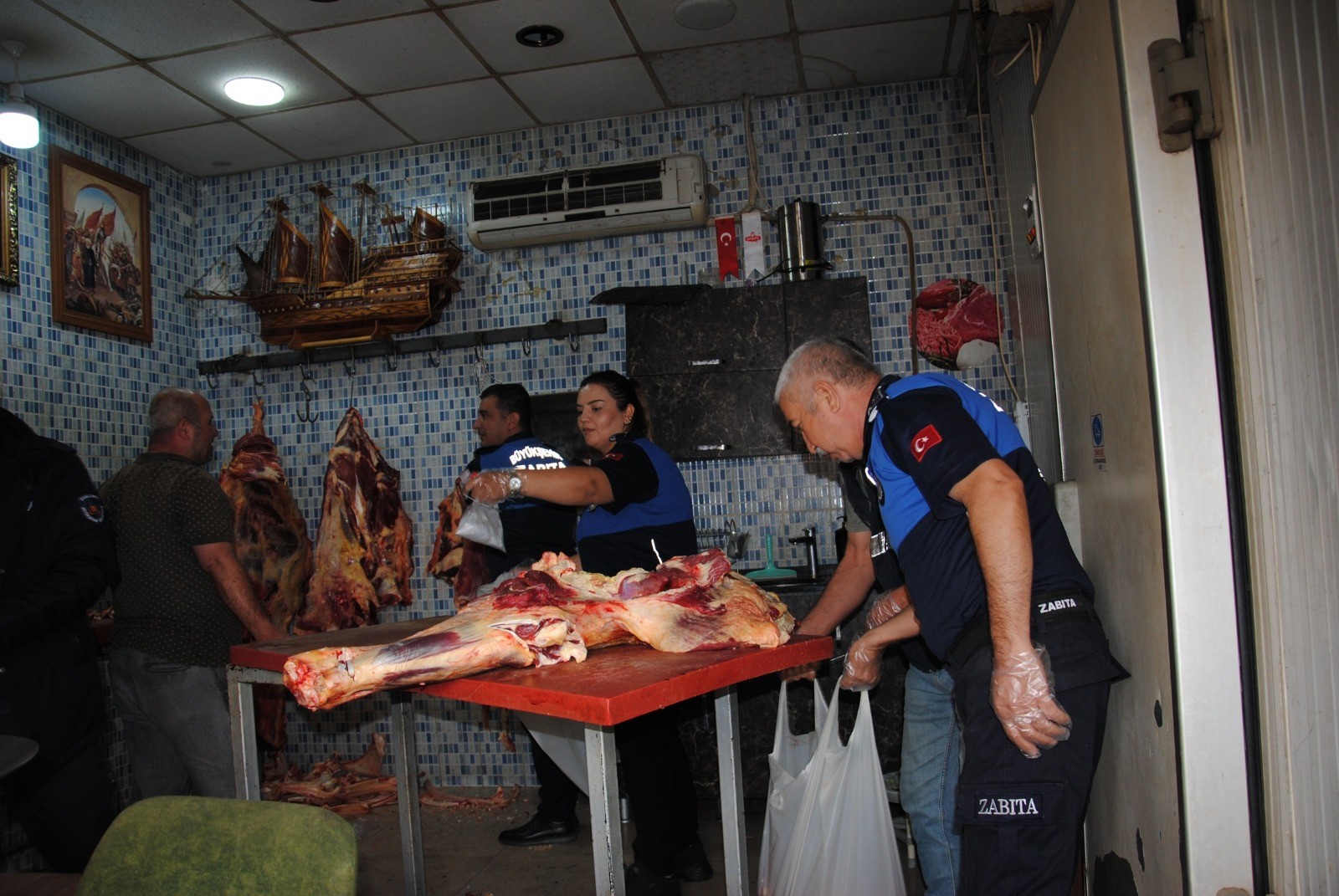 Mide Bulandıran Görüntüler! 1 Ton Bozuk Et Lokantalara Dağıtılacaktı (8)