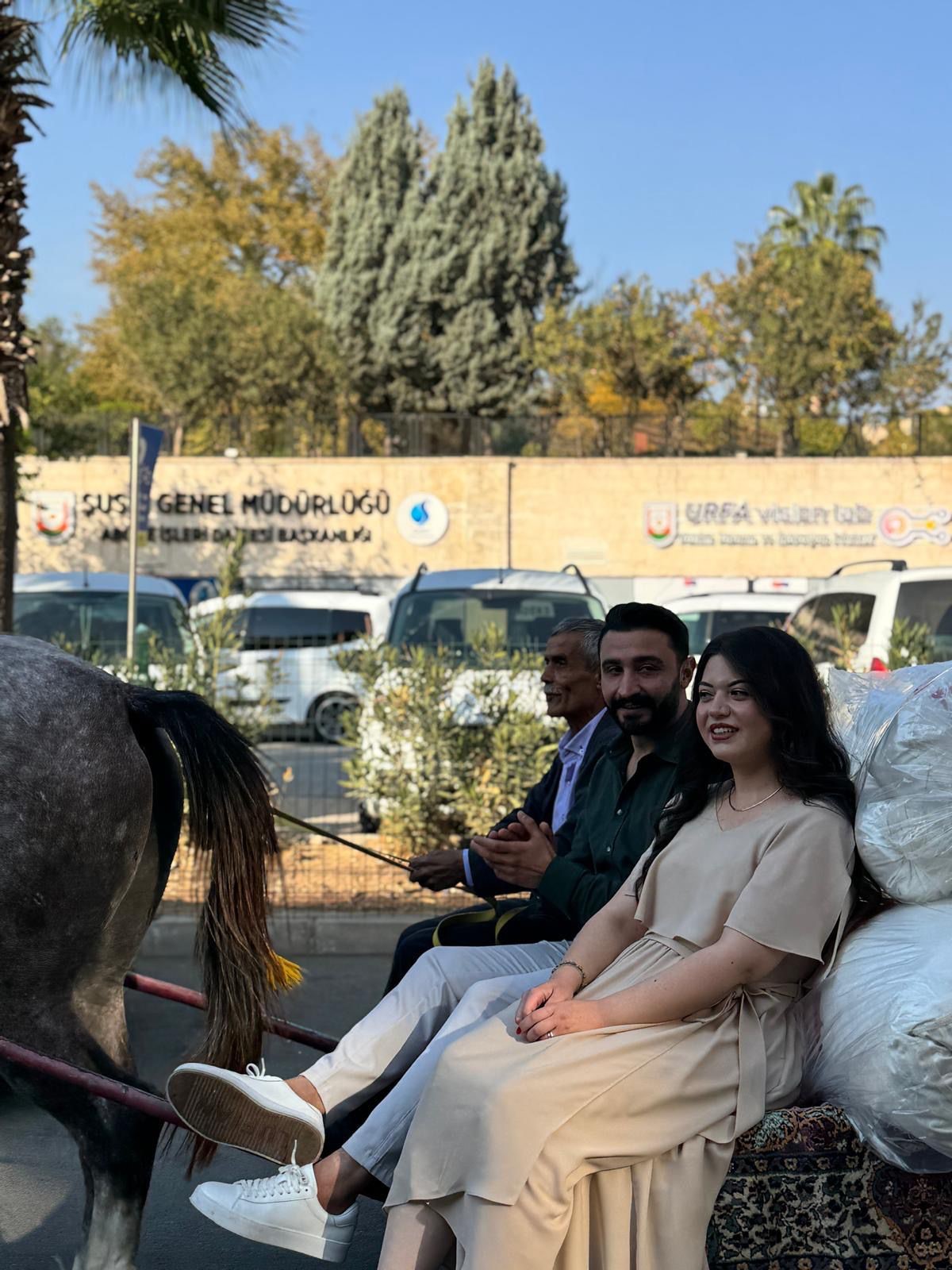 Modern Çağda Eski Gelenek Gelin Ve Damat Çeyizlerini At Arabasıyla Taşıdılar (2)