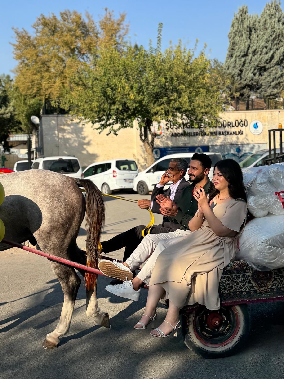 Modern Çağda Eski Gelenek Gelin Ve Damat Çeyizlerini At Arabasıyla Taşıdılar (4)