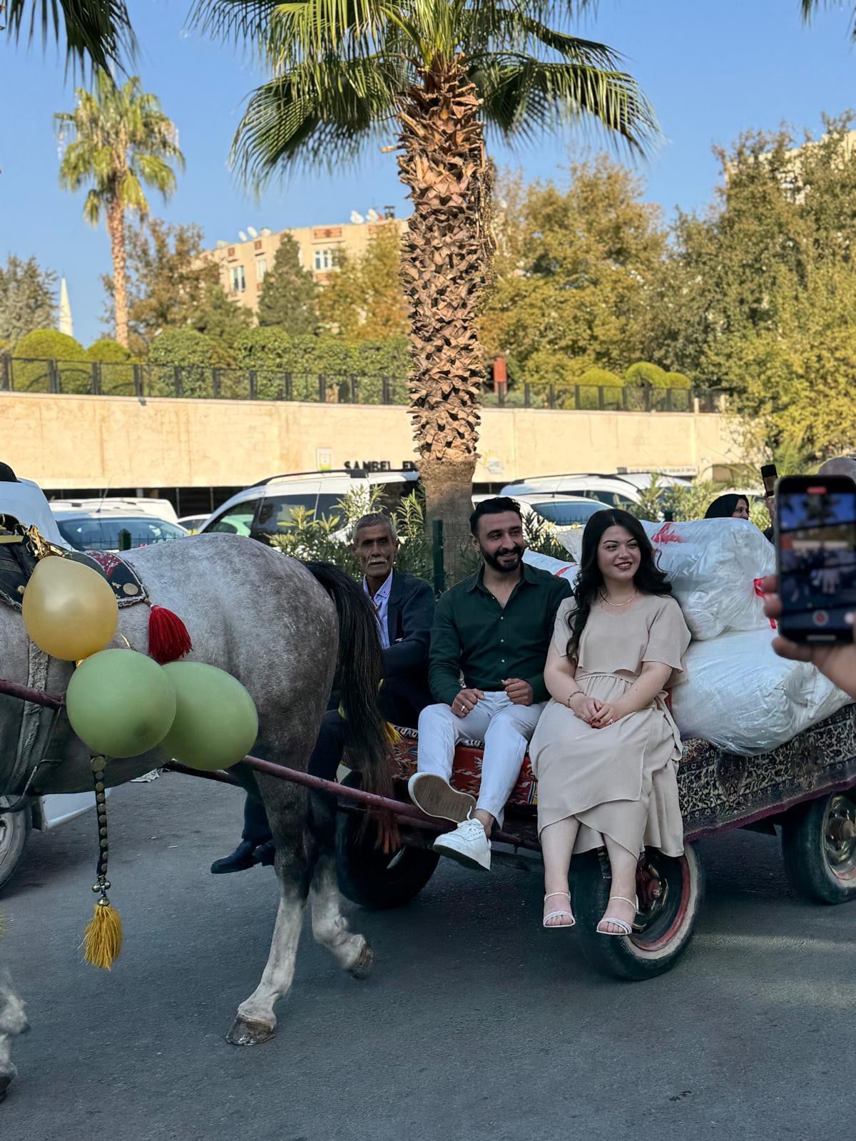 Modern Çağda Eski Gelenek Gelin Ve Damat Çeyizlerini At Arabasıyla Taşıdılar (6)