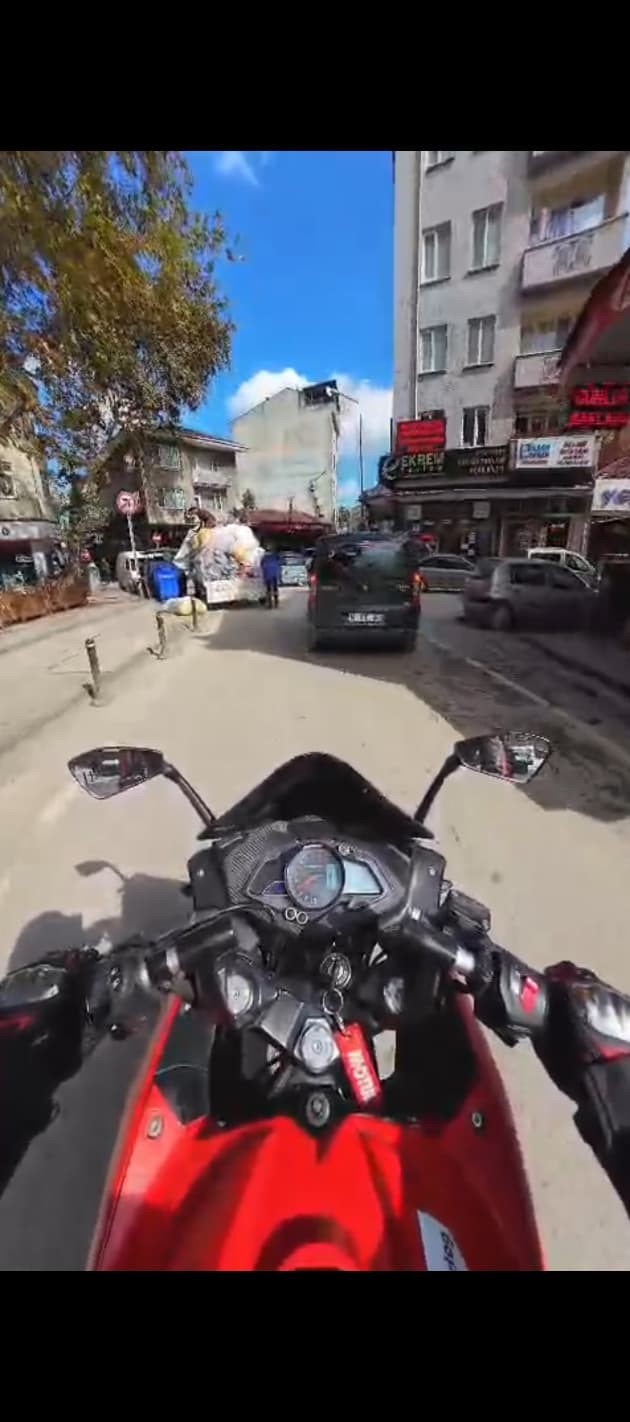 Motosiklet Kazası Sosyal Medyada Gündem Oldu “Vallahi Önüme Yaprak Düştü” (3)