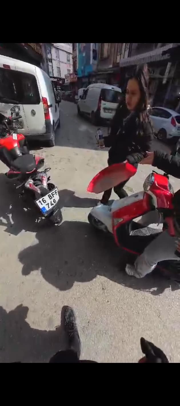 Motosiklet Kazası Sosyal Medyada Gündem Oldu “Vallahi Önüme Yaprak Düştü” (5)