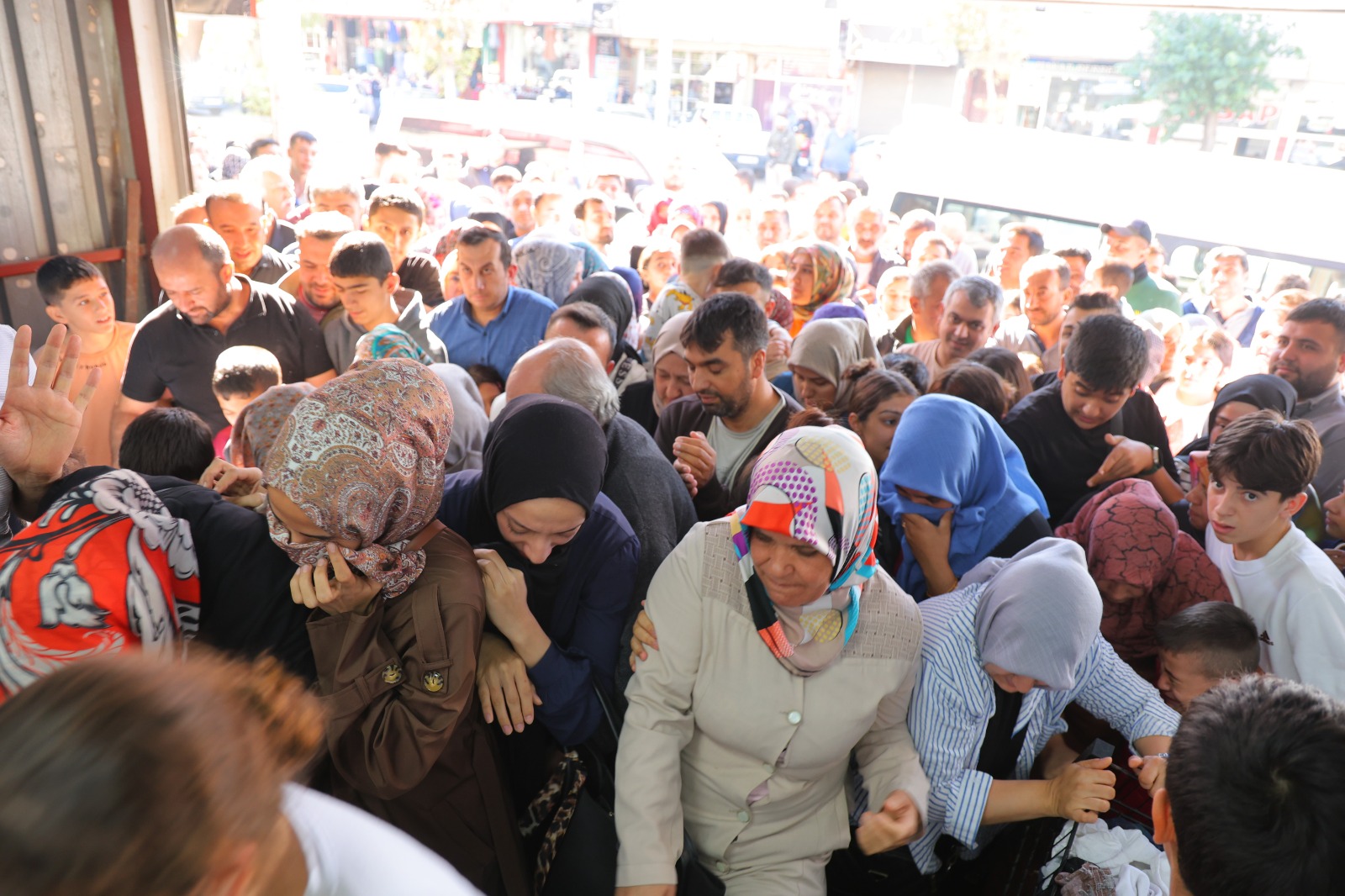 “Ne Alırsan 50 Lira” Dediler, Mağaza Savaş Alanına Döndü! (1)-2