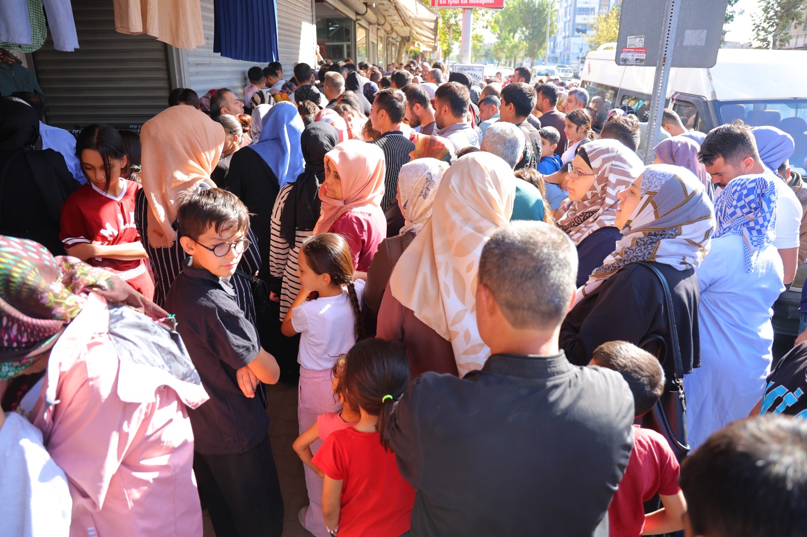 “Ne Alırsan 50 Lira” Dediler, Mağaza Savaş Alanına Döndü! (2)