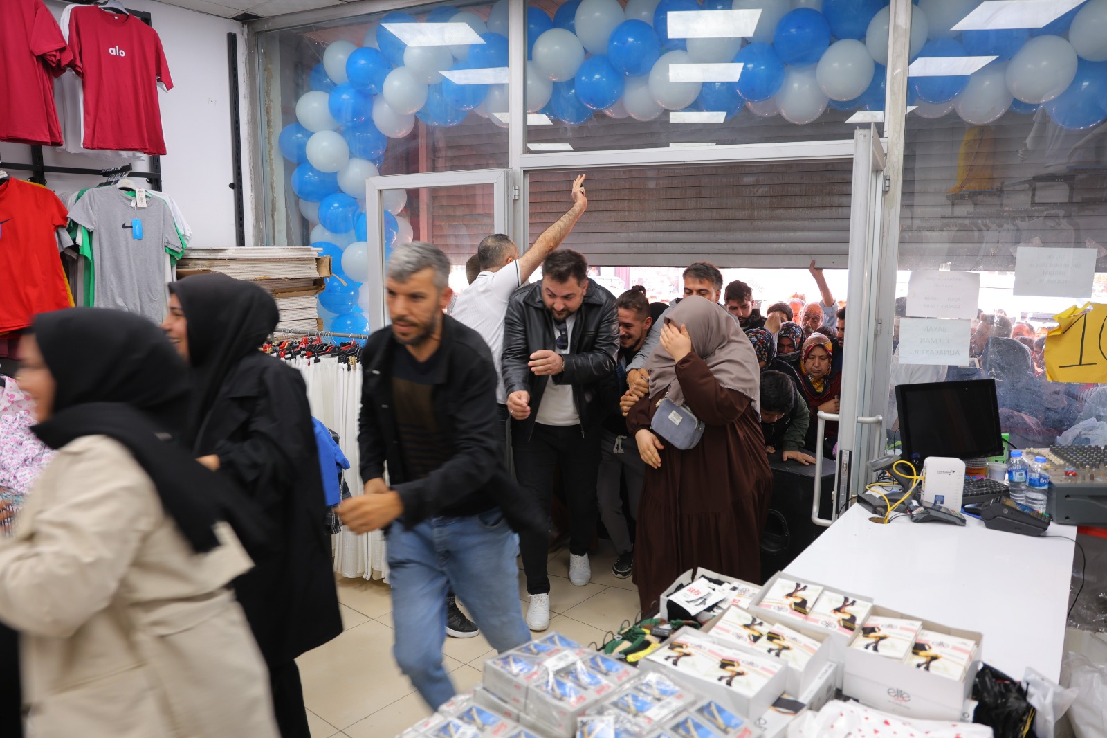 “Ne Alırsan 50 Lira” Dediler, Mağaza Savaş Alanına Döndü! (3)