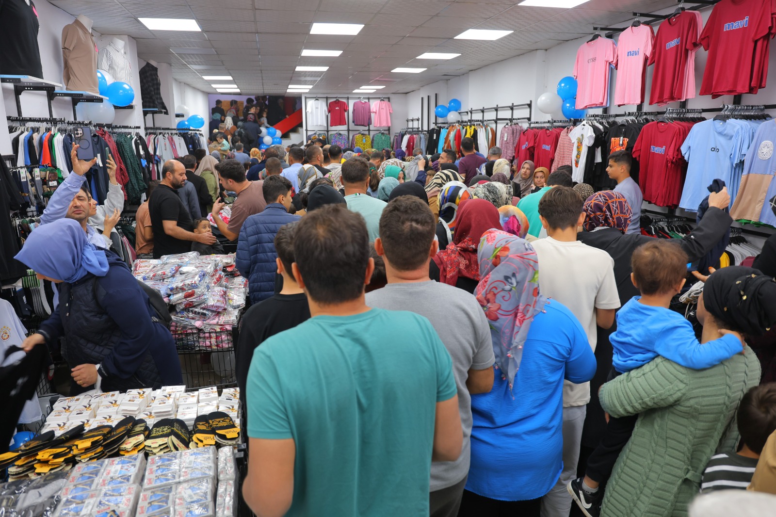 “Ne Alırsan 50 Lira” Dediler, Mağaza Savaş Alanına Döndü! (4)