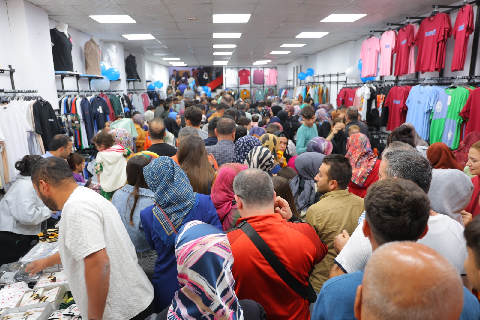 “Ne Alırsan 50 Lira” Dediler, Mağaza Savaş Alanına Döndü! (5)