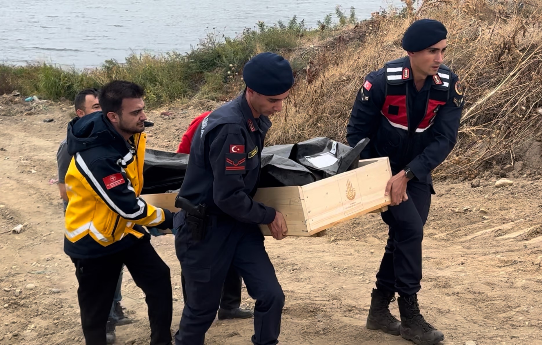 Nehirde Korkunç Manzara! Çürümüş Erkek Cesedi Bulundu (4)