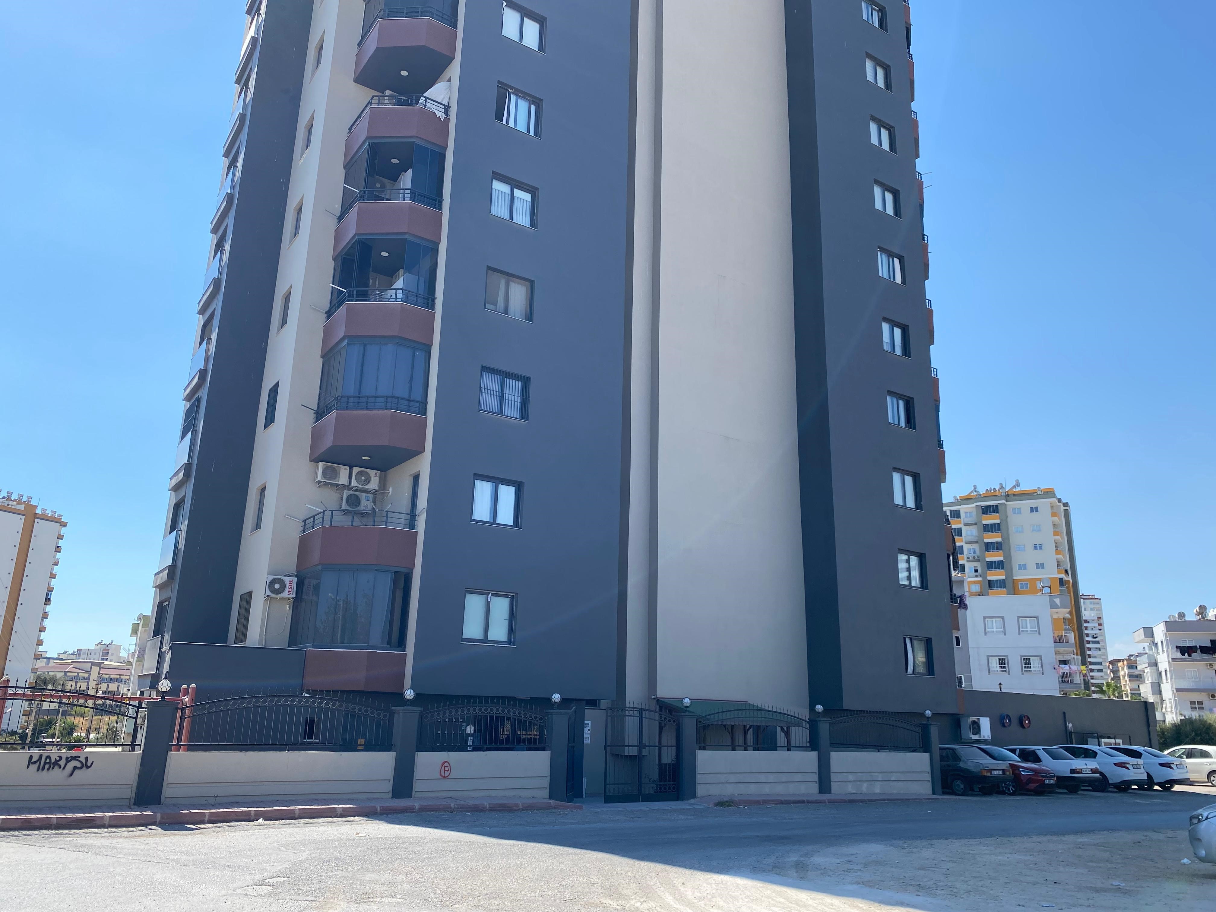 O Anlar Kamerada Eşi Asansörden Kurtarmaya Çalıştı, Genç Anne Düştü (4)