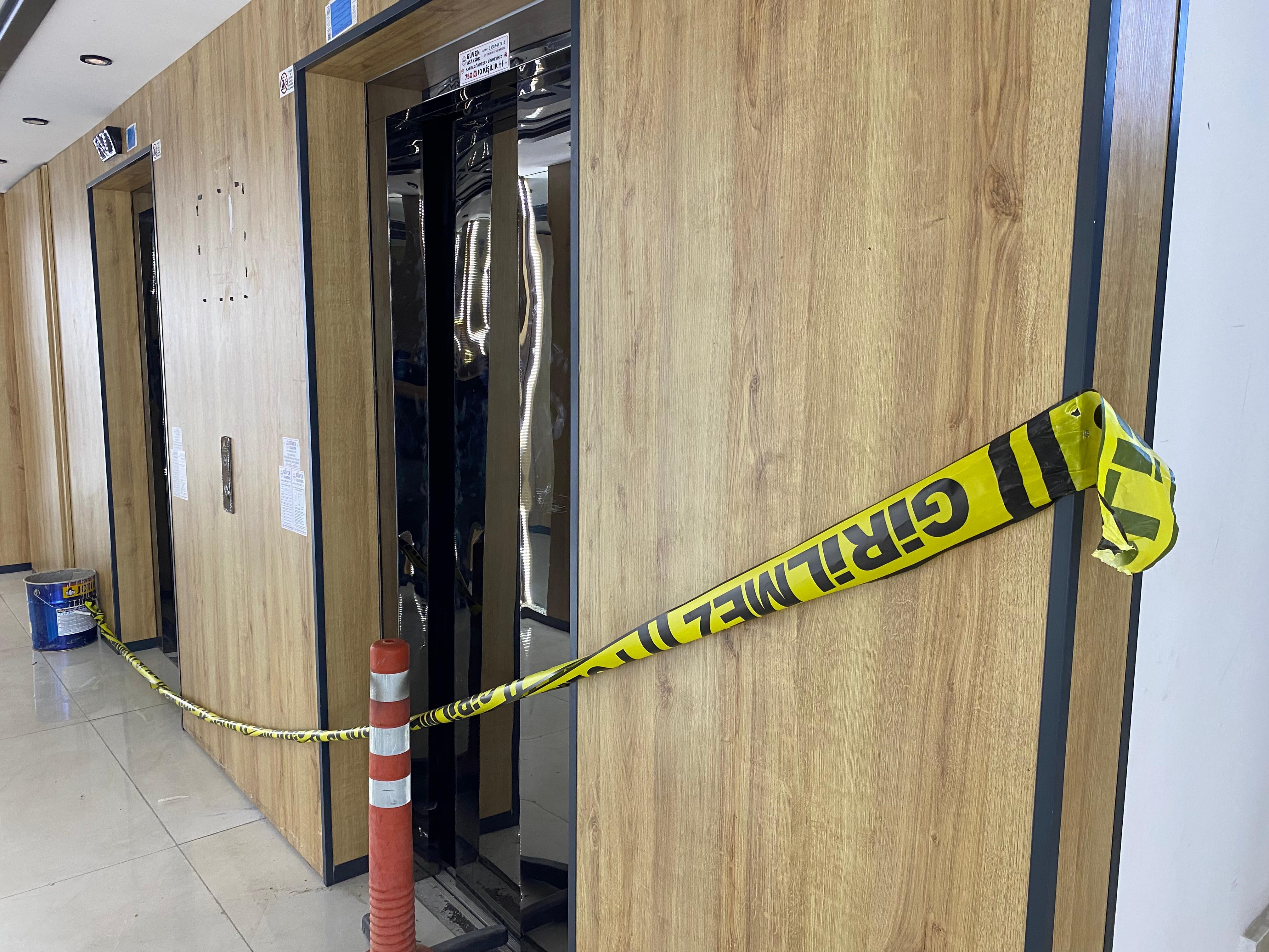 O Anlar Kamerada Eşi Asansörden Kurtarmaya Çalıştı, Genç Anne Düştü (5)