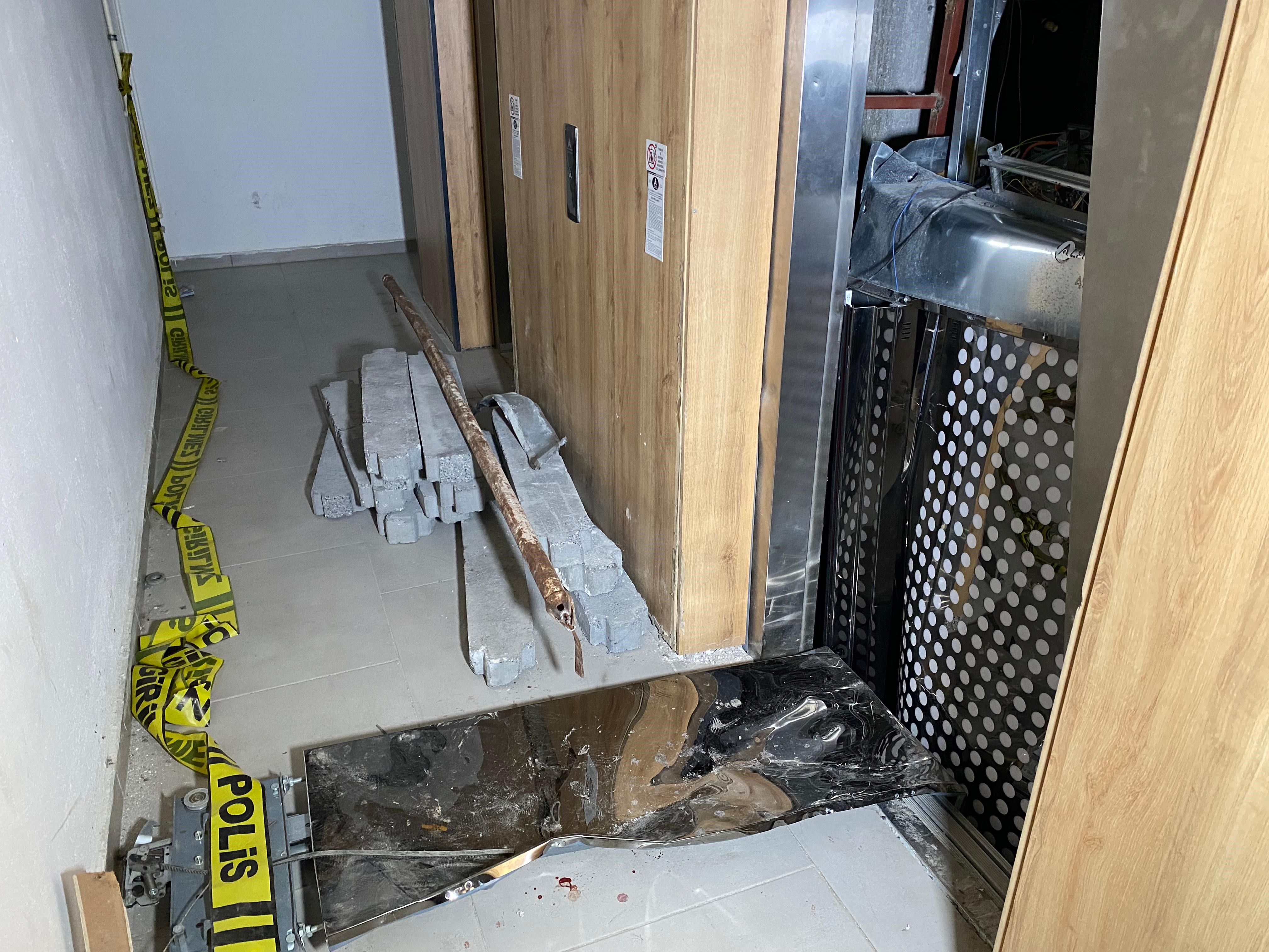 O Anlar Kamerada Eşi Asansörden Kurtarmaya Çalıştı, Genç Anne Düştü (6)