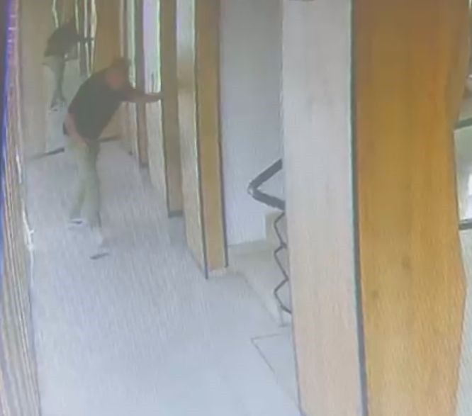 O Anlar Kamerada Eşi Asansörden Kurtarmaya Çalıştı, Genç Anne Düştü (7)