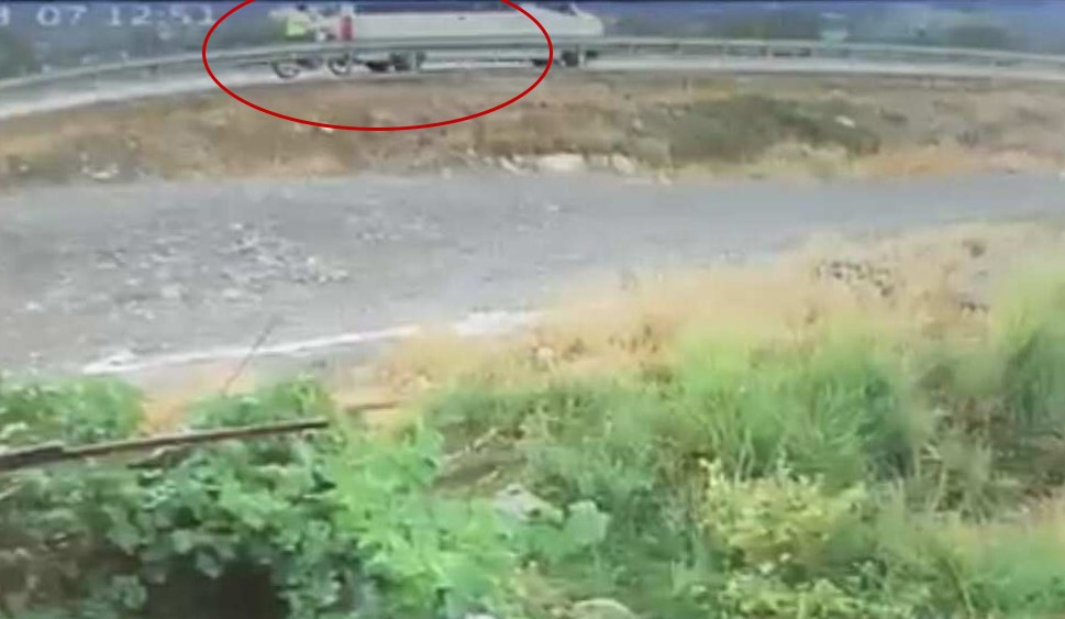 Ölüm Anı Kamerada Motosiklet Minibüse Çarptı, Sürücü Bariyerlere Savruldu (3)