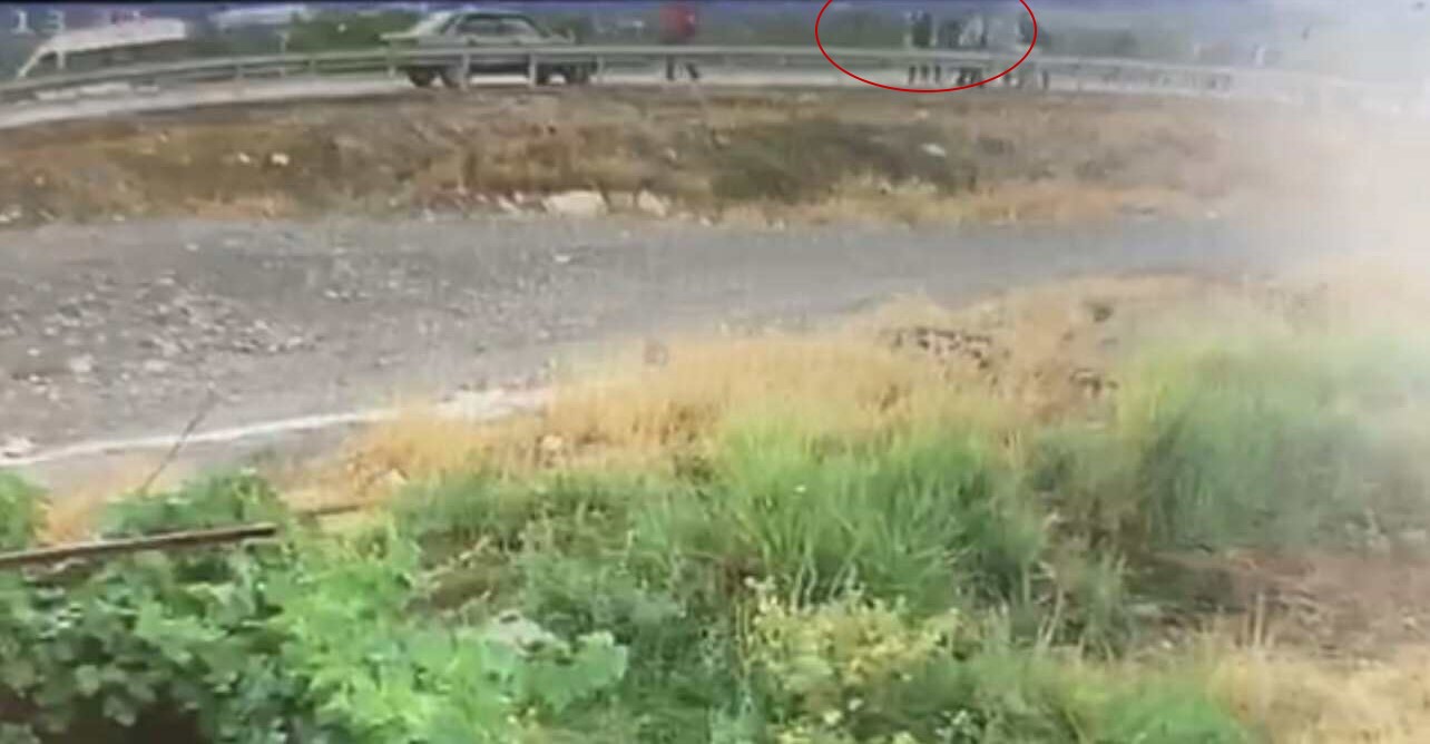 Ölüm Anı Kamerada Motosiklet Minibüse Çarptı, Sürücü Bariyerlere Savruldu (4)