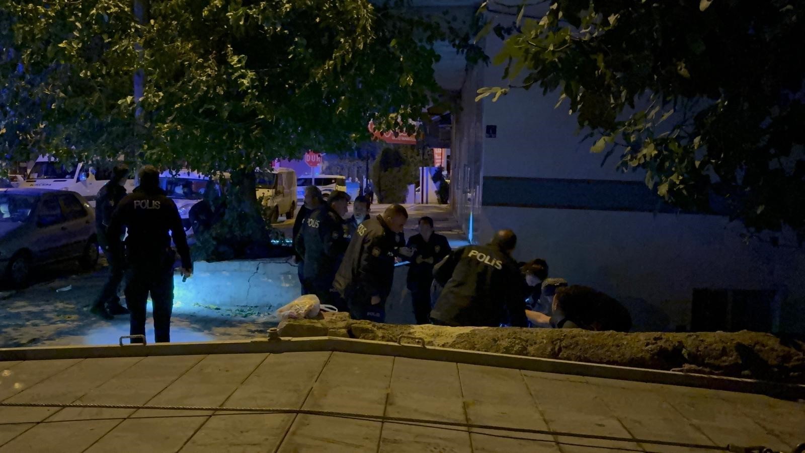 Otomatik Tüfekle Kanlı Saldırı! Evinin Önünde Vurulan Adam Hayatını Kaybetti (6)