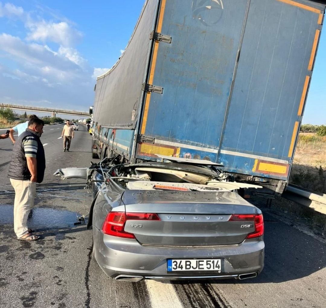 Otomobil Tıra Ok Gibi Saplandı Sürücü Kurtarılamadı (2)