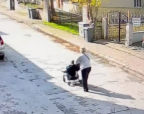 Para Dolu Canta Otomobil Ustunde Unutuldu Kadin Alip Kayiplara Karisti (2)