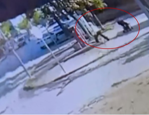 Para Dolu Canta Otomobil Ustunde Unutuldu Kadin Alip Kayiplara Karisti (3)