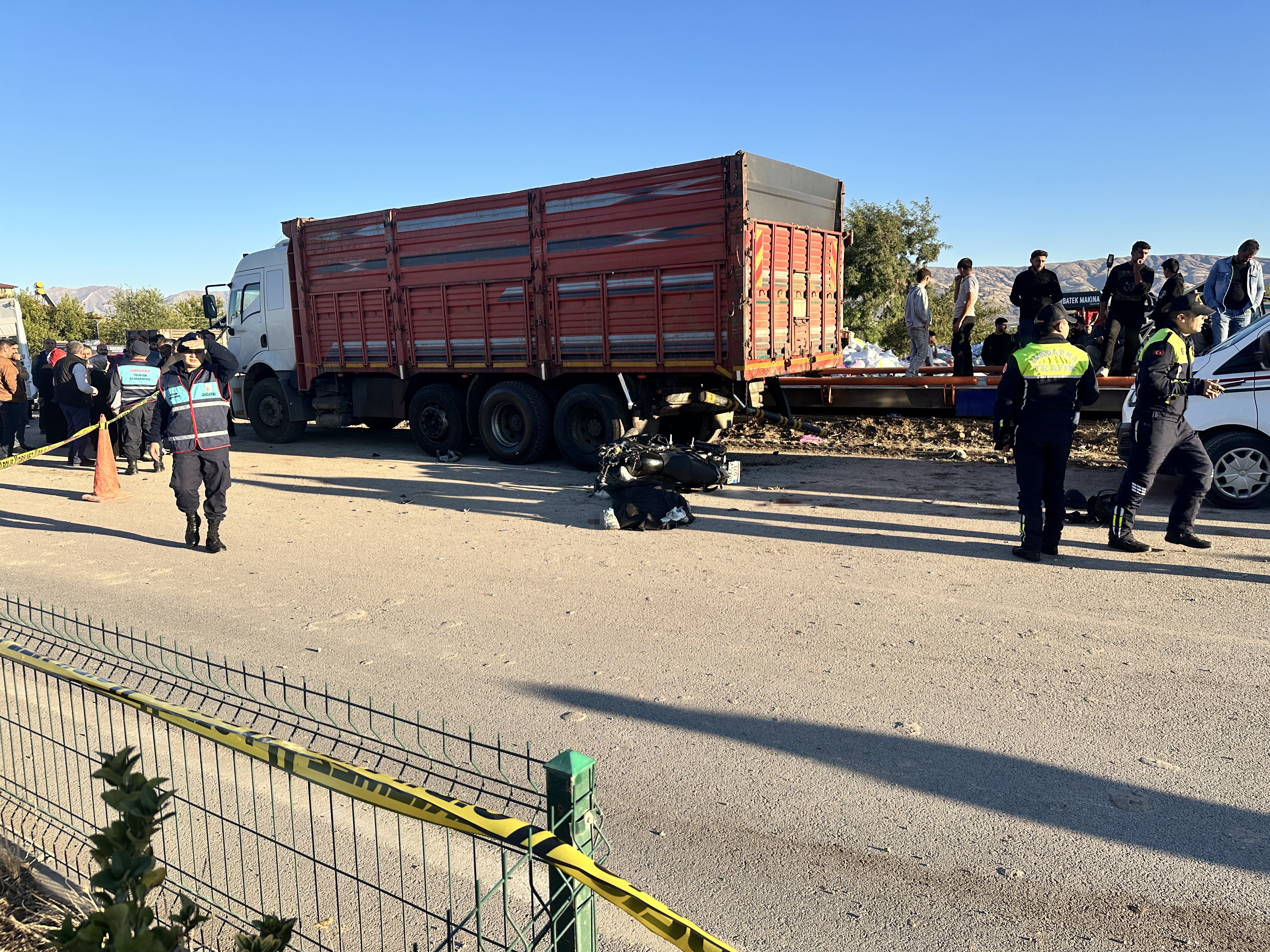 Park Halindeki Kamyon Can Aldı Motosiklet Kazasında 2 Genç Hayatını Kaybetti (2)