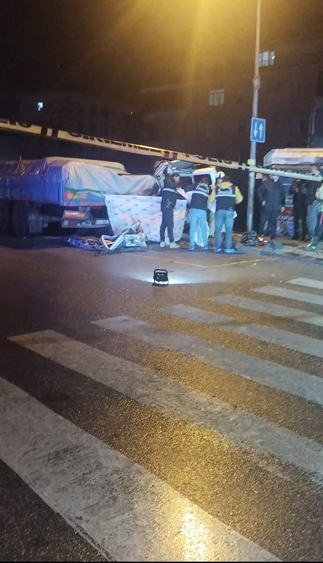 Polis Kovalamacası Ölümle Bitti Hafif Ticari Araç Tıra Çarptı, 1 Kişi Yaşamını Yitirdi (2)