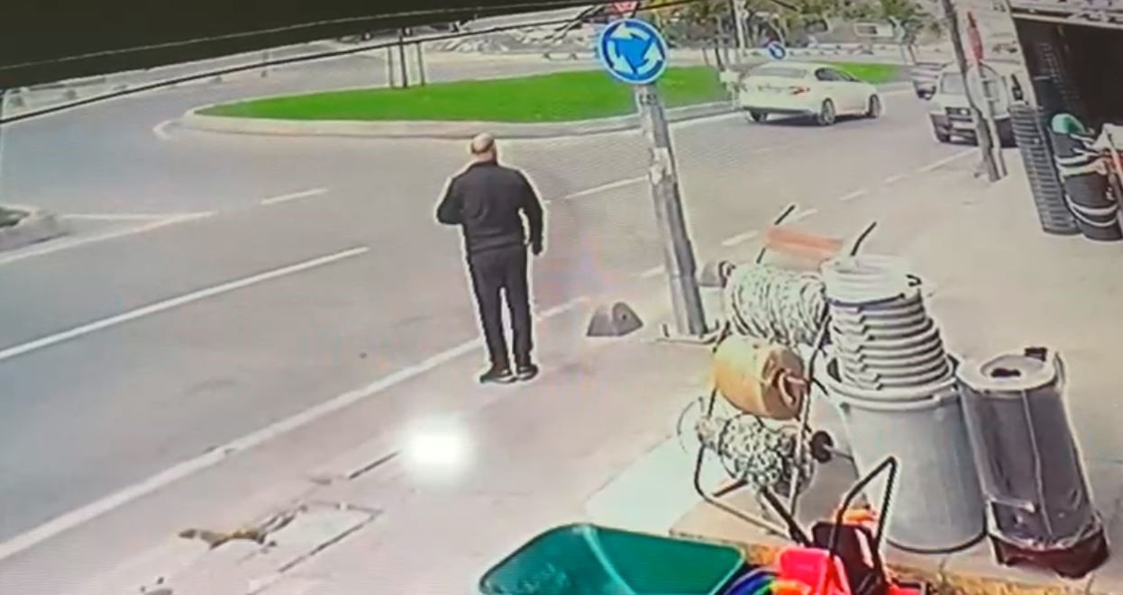 Refüje Çıktı, Tekrar Yola Döndü Sürücünün Ilginç Kaza Anları Kamerada (2)