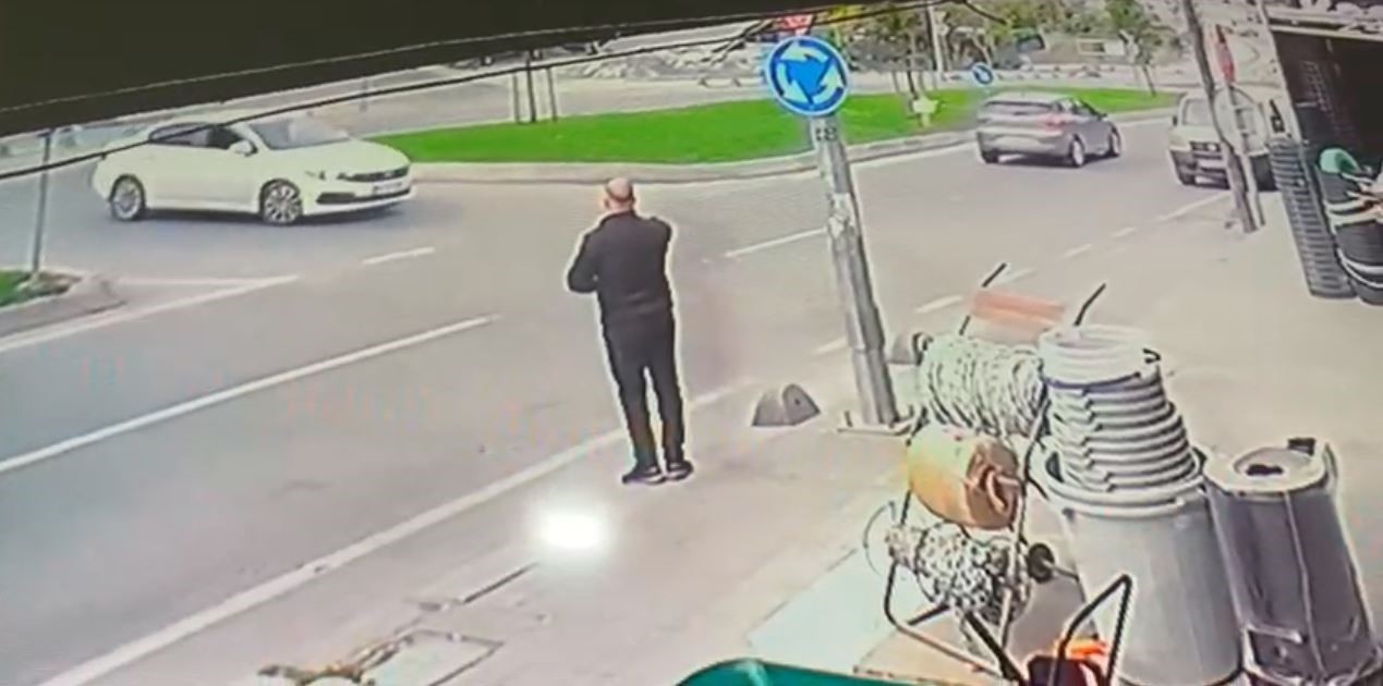 Refüje Çıktı, Tekrar Yola Döndü Sürücünün Ilginç Kaza Anları Kamerada (3)