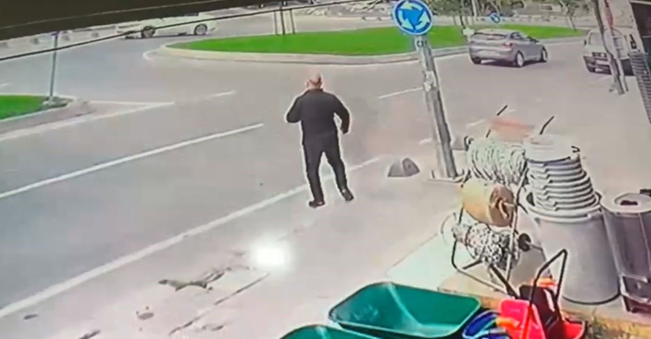 Refüje Çıktı, Tekrar Yola Döndü Sürücünün Ilginç Kaza Anları Kamerada (4)