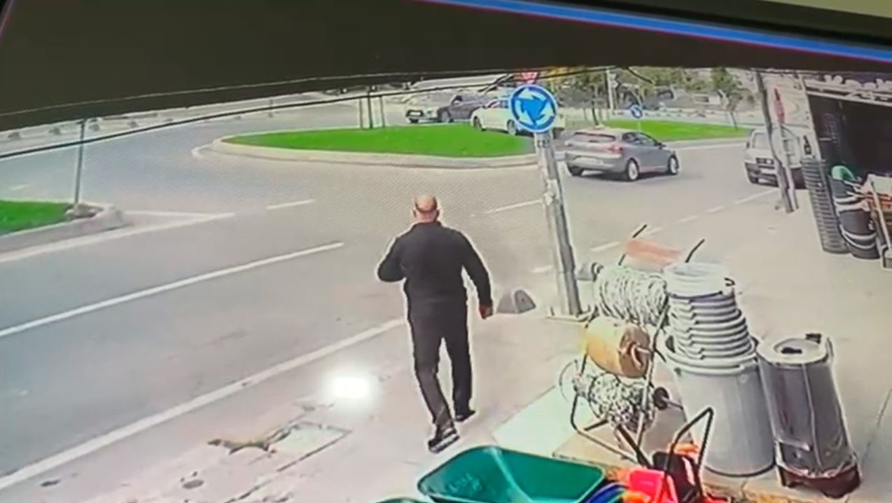 Refüje Çıktı, Tekrar Yola Döndü Sürücünün Ilginç Kaza Anları Kamerada (5)