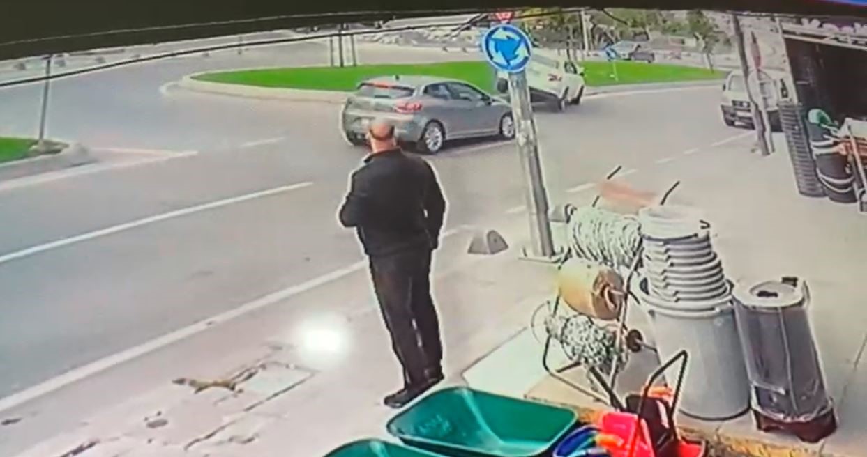 Refüje Çıktı, Tekrar Yola Döndü Sürücünün Ilginç Kaza Anları Kamerada (6)