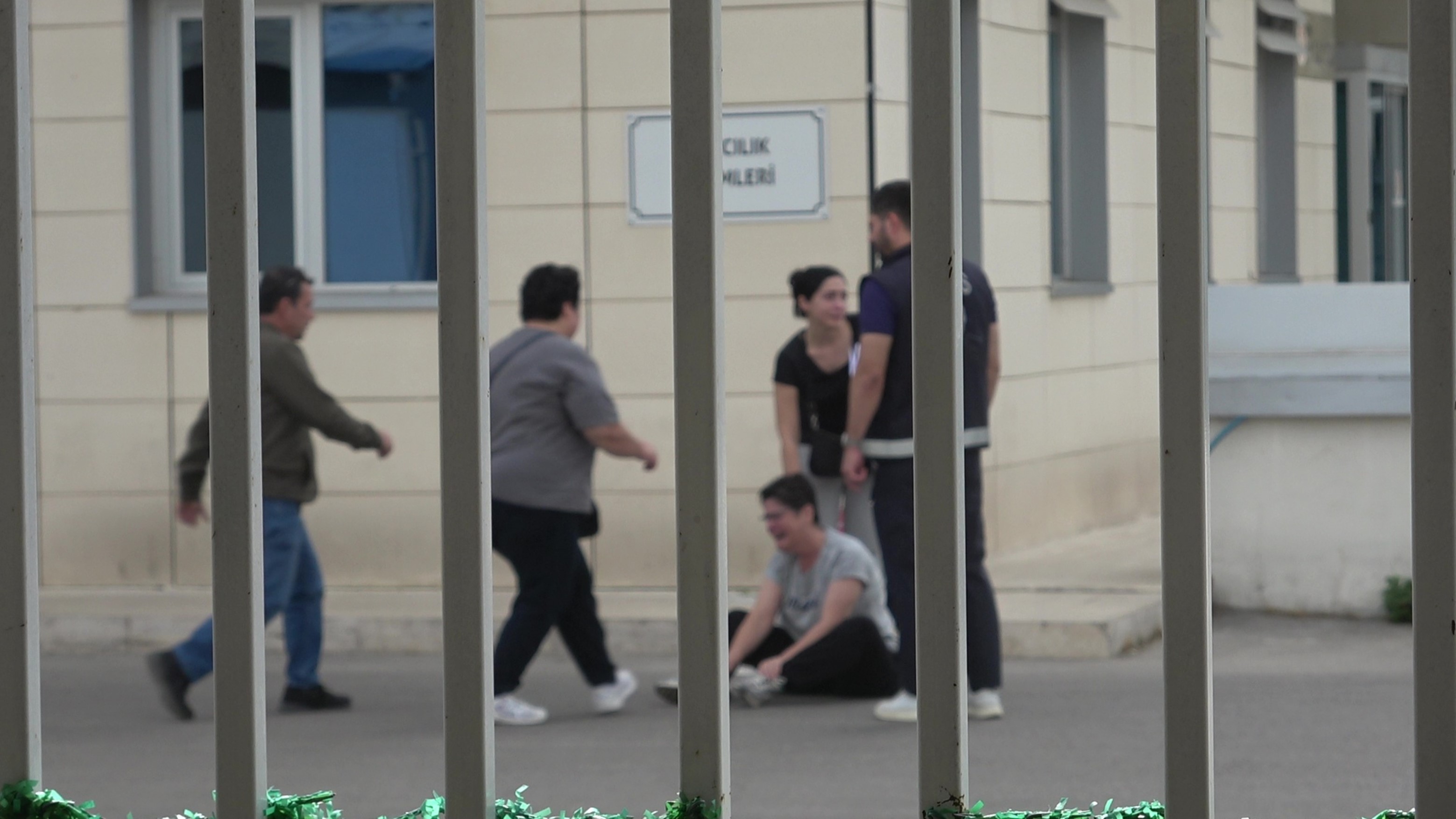 Sabah Saatlerinde Korkunç Manzara Parkta Ölü Bulunan Gencin Annesi Gözyaşlarına Boğuldu (8)