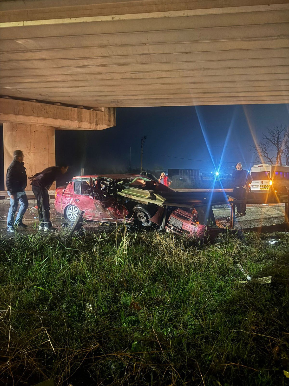 Sabahın Ilk Işıklarında Kahreden Kaza Araç Bariyerlere Çarptı, Iki Genç Öldü (2)