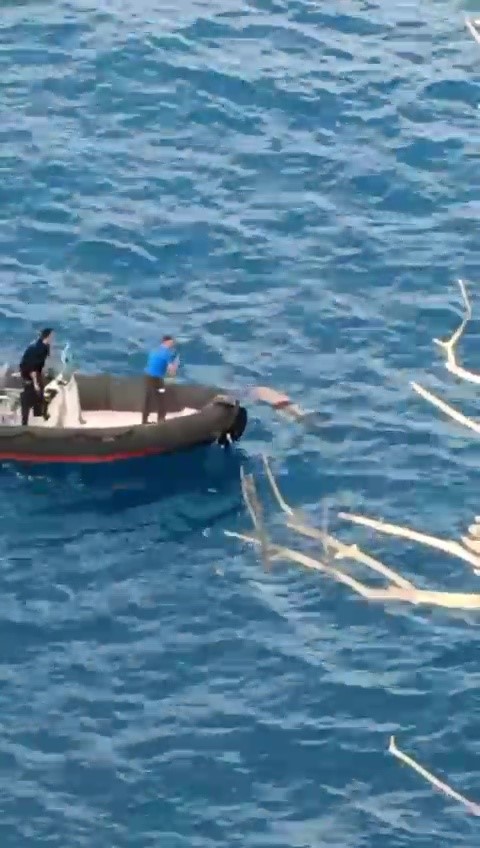 Sabahın Ilk Saatlerinde Denizde Korkunç Manzara Kimliği Belirsiz Erkek Cesedi Bulundu (2)