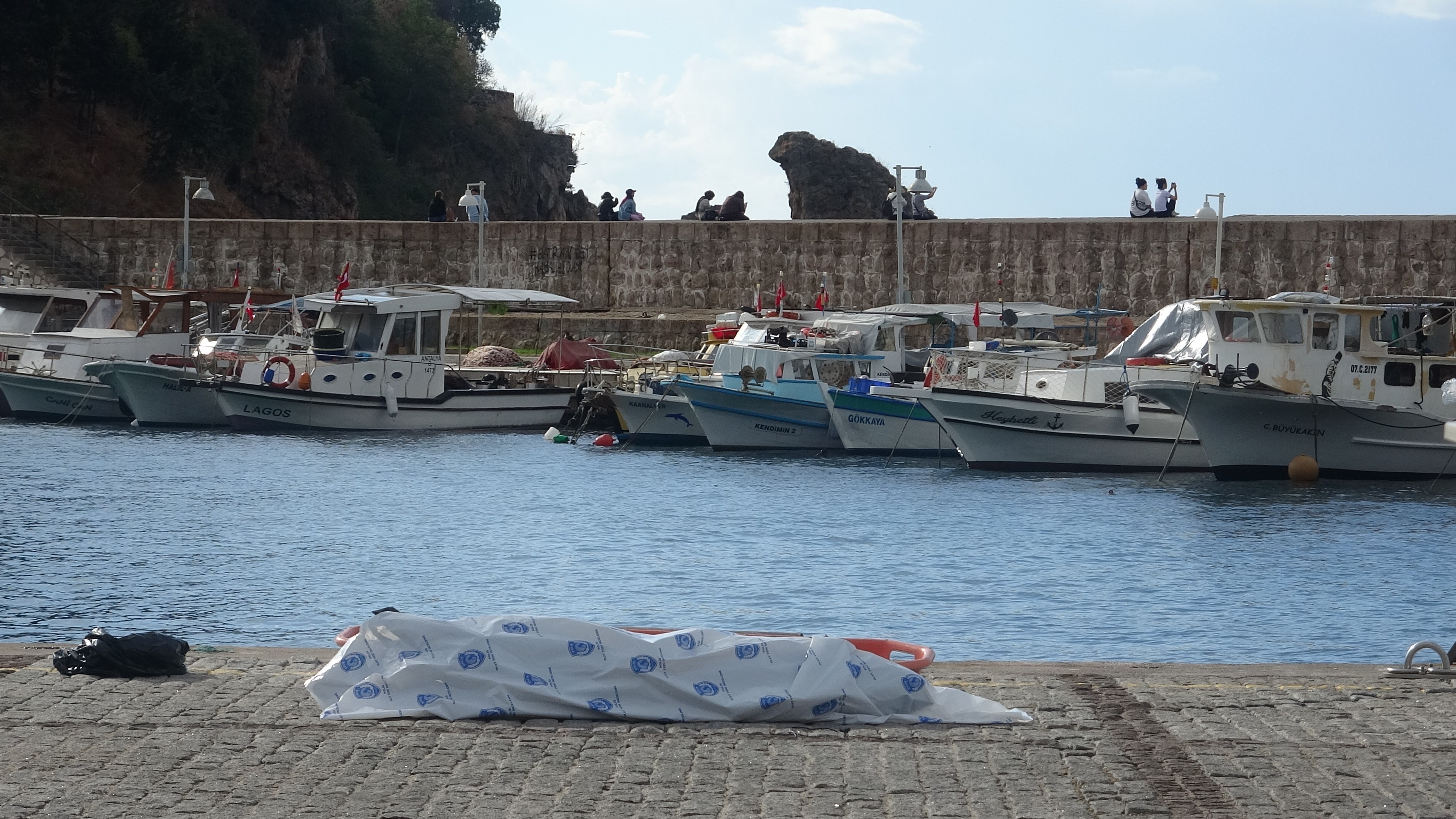 Sabahın Ilk Saatlerinde Denizde Korkunç Manzara Kimliği Belirsiz Erkek Cesedi Bulundu (4)
