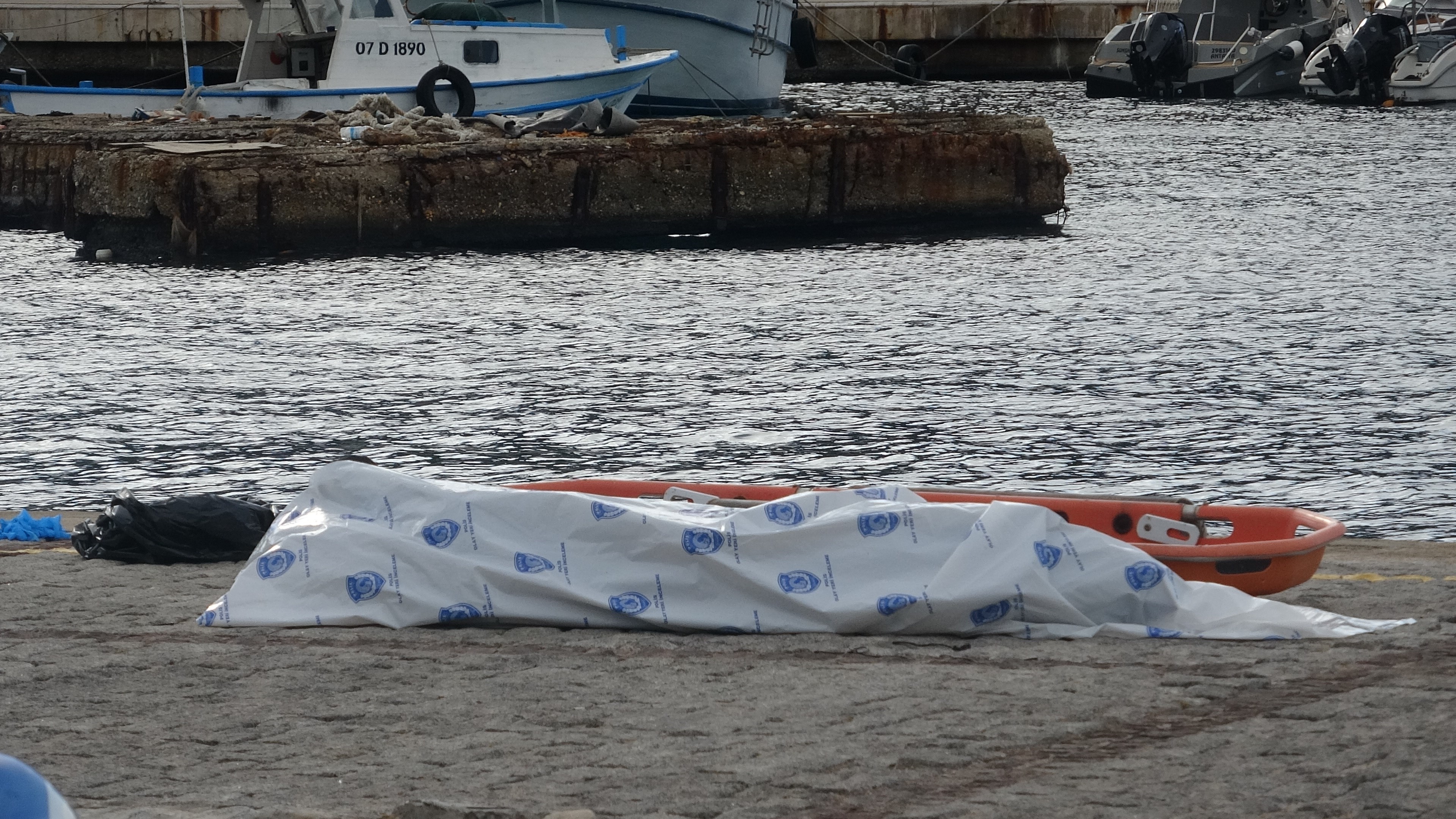 Sabahın Ilk Saatlerinde Denizde Korkunç Manzara Kimliği Belirsiz Erkek Cesedi Bulundu (6)