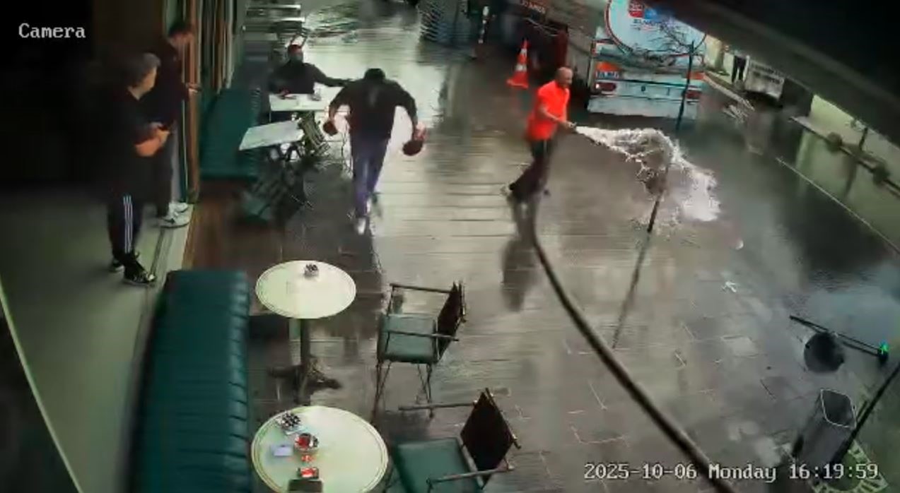 “Sahne Hortumun!” Esnafın Tazyikli Su Gösterisi Viral Oldu! (2)