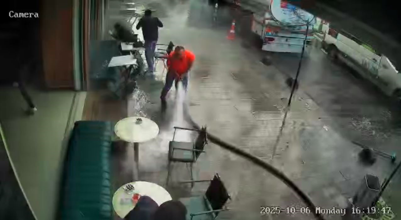 “Sahne Hortumun!” Esnafın Tazyikli Su Gösterisi Viral Oldu! (3)