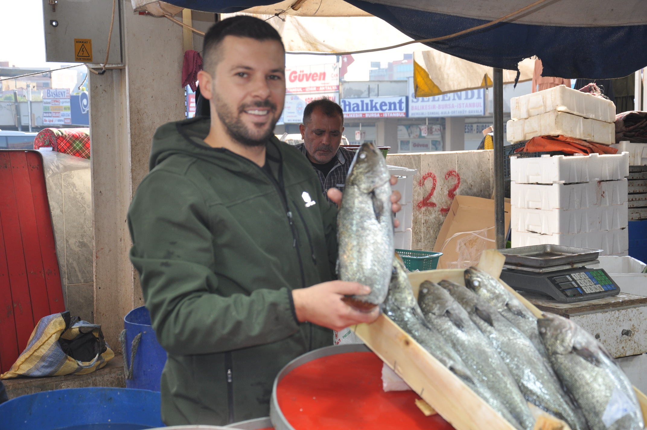 Salihli Yeni Pazar Yerinde Balik Fiyatlari 1 Ekim Carsamba Tezgahlarda Balik Bereketi (21)