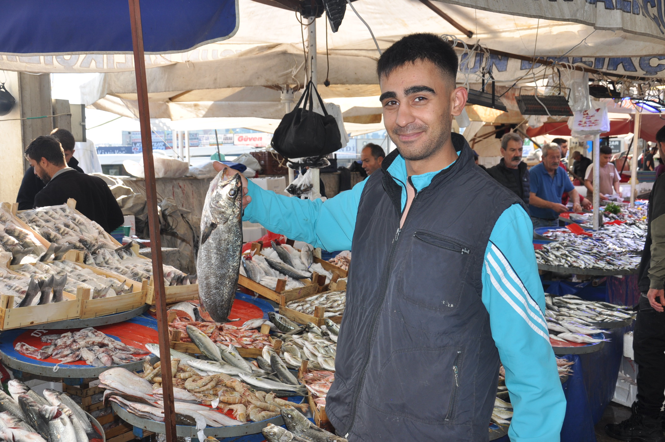 Salihli Yeni Pazar Yerinde Balik Fiyatlari 1 Ekim Carsamba Tezgahlarda Balik Bereketi (3)