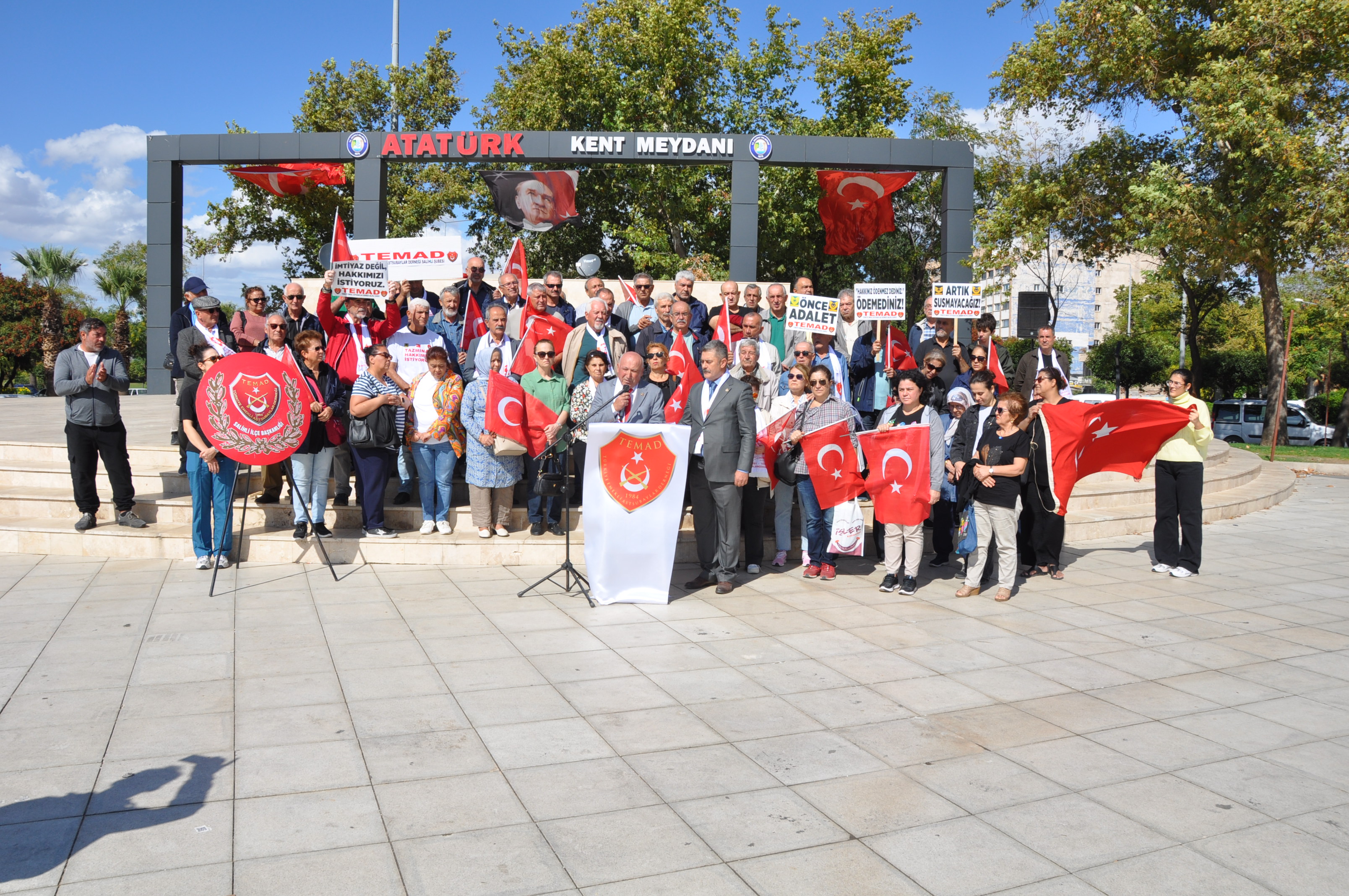 Salihlide Emekli Astsubaylardan Hak Arayisi Biz Sadaka Degil Hakkimizi Istiyoruz (1)