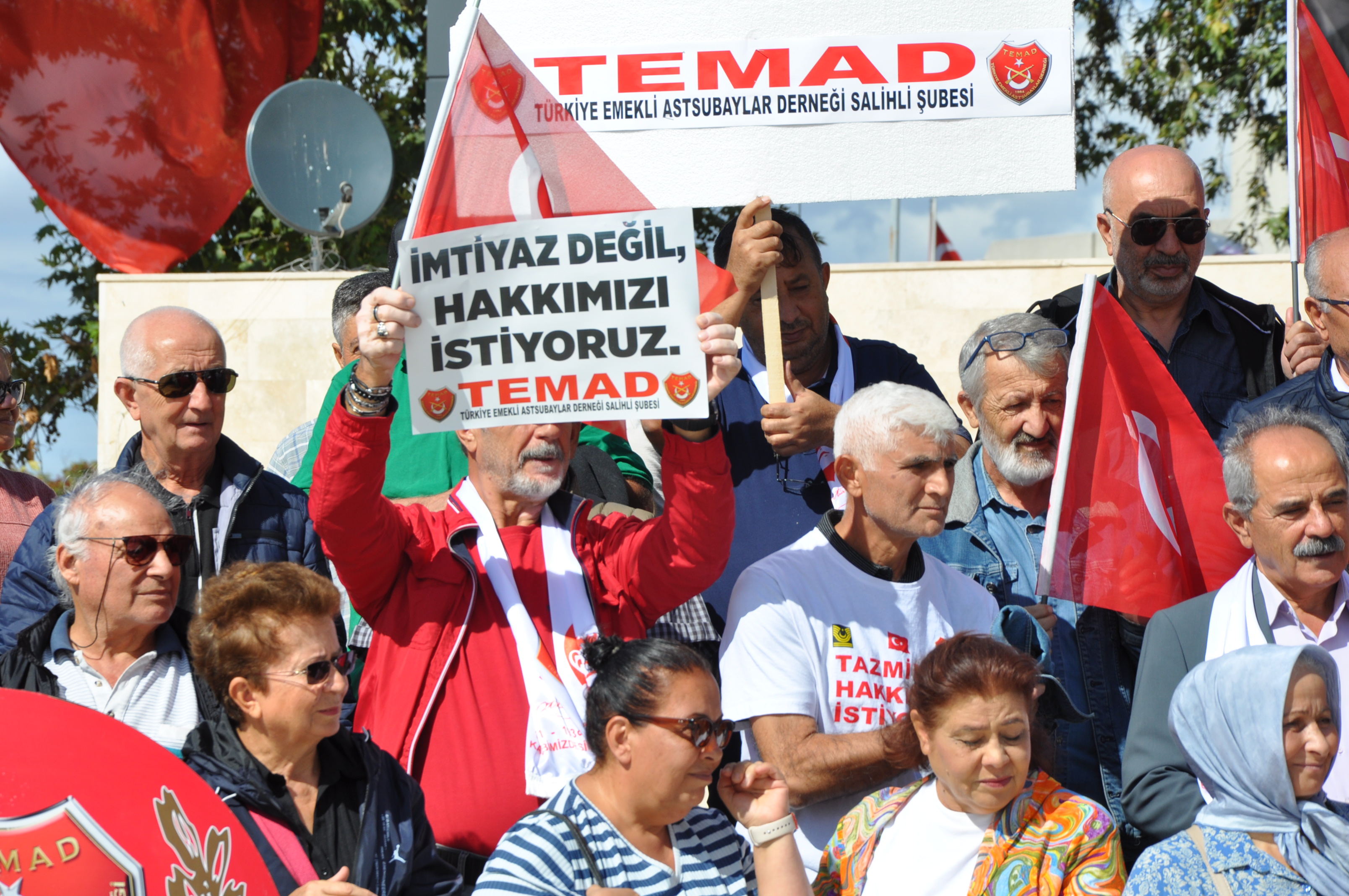 Salihlide Emekli Astsubaylardan Hak Arayisi Biz Sadaka Degil Hakkimizi Istiyoruz (2)
