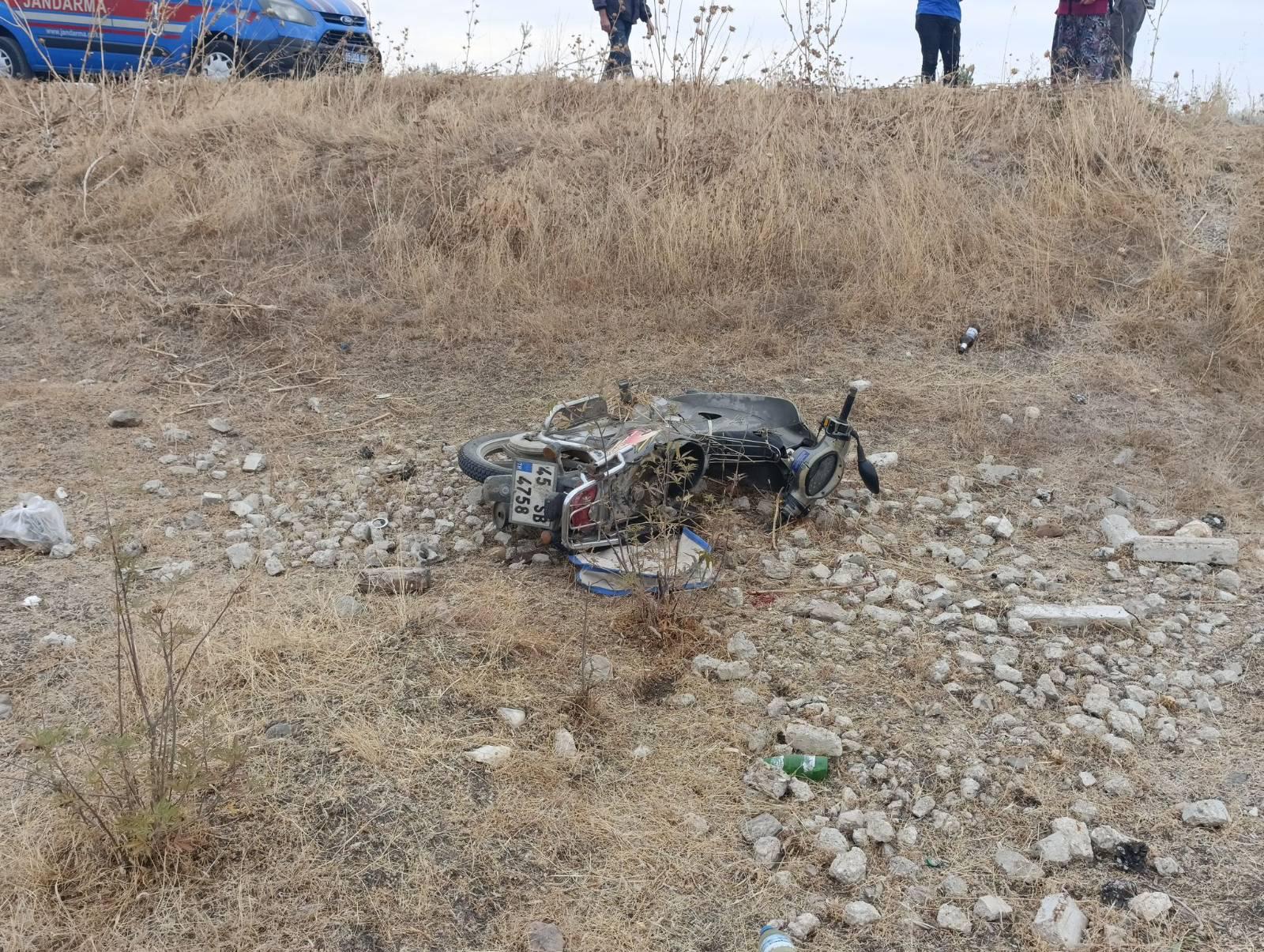 Salihli’de Tarlaya Uçan Motosiklet Sürücüsü Hastanelik Oldu