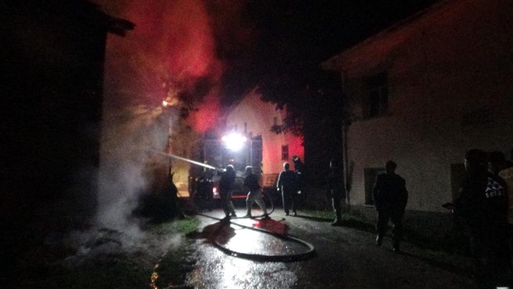 Samanlik Yangininda Alevler Geceyi Aydinlatti Koyluler Seferber Oldu (2)