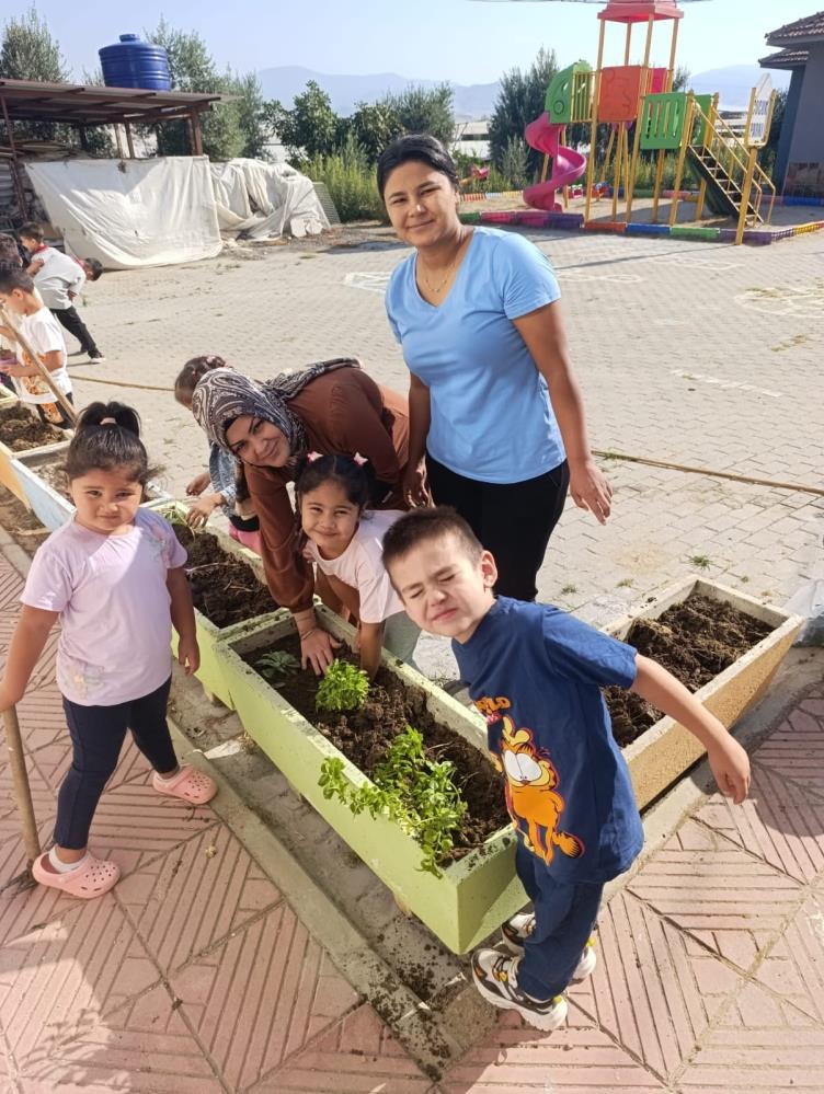 Sarigolde Ogrencilerden Fidan Dikim Etkinligi (1)