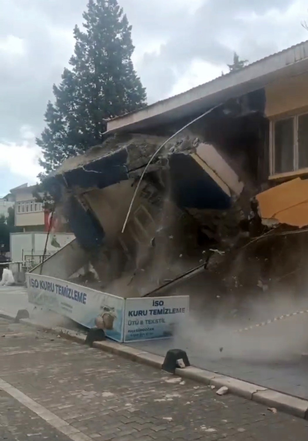 Sındırgı’da 6.1’Lik Deprem Sonrası Hasarlı Bina Saniyeler Içinde Yerle Bir Oldu (2)