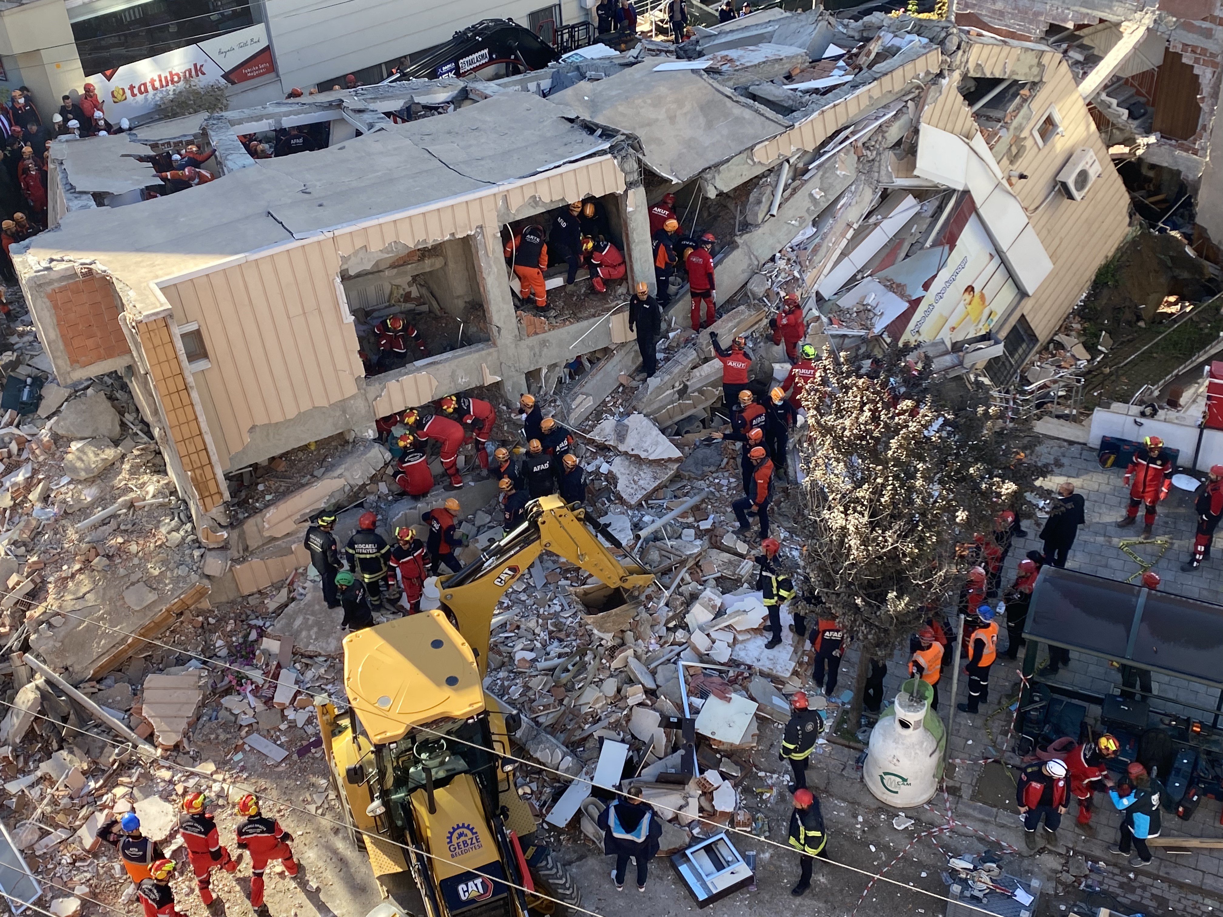 Sındırgı’da 6.1’Lik Deprem Sonrası Hasarlı Bina Saniyeler Içinde Yerle Bir Oldu (4)