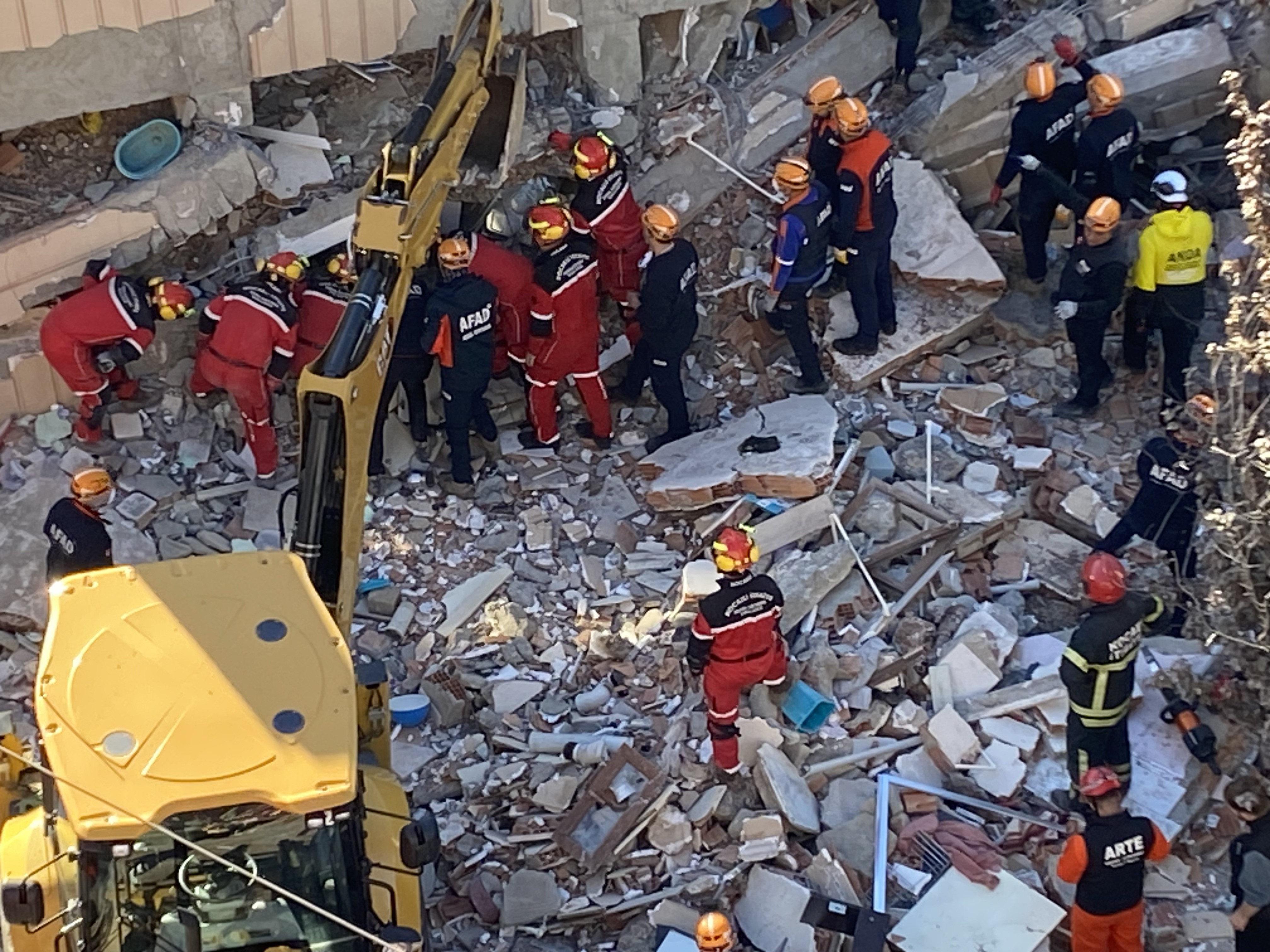 Sındırgı’da 6.1’Lik Deprem Sonrası Hasarlı Bina Saniyeler Içinde Yerle Bir Oldu (6)